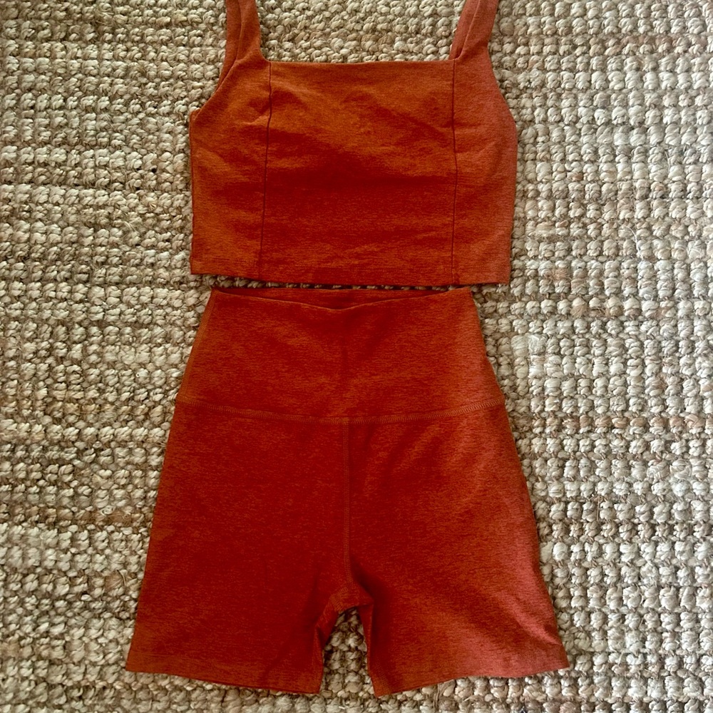 Beyond Yoga – Spacedye Impress Set Cropped Tank and Biker Shorts - Picture 5 of 9